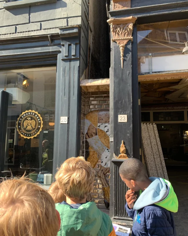 Groep 7/8 bekeek een interview met een 96-jarige mevrouw, zochten online monumenten op en gingen op de fiets naar de binnenstad. Gericht op zoek naar sporen van de Tweede Wereldoorlog. Folkingestraat, Guldenstraat, het Stadhuis en de A-kerk.