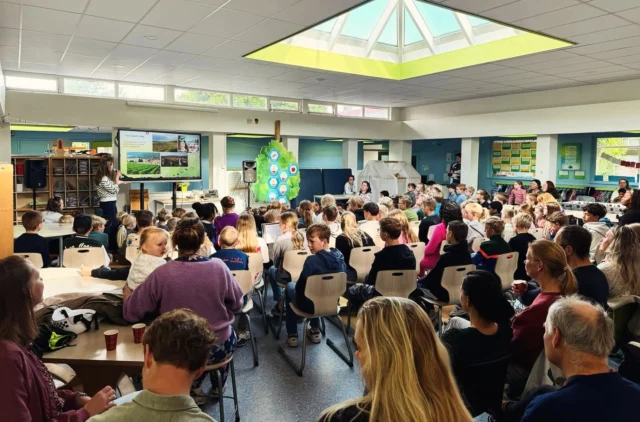 ❤️Samen in de hal. Voor Hem. 🎶..de ware wijnstok …🎶‘Als je met Mij verbonden blijft,Mijn woorden hoort en weer verspreidtdan zul je groeien.’#vieren #onderwijs