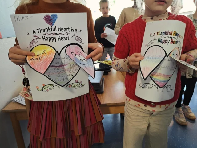 .Vandaag is een dag om te danken 🙏 Dankdag. Groep 3/4 wist er mooi over te spreken en te knutselen.