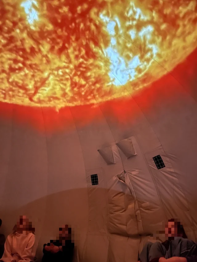 Wauw! 🤩 afgelopen week stond er een écht planetarium op school!De leerlingen van groep 1 t/m 8 maakten een reis door de ruimte 🌠Van de maan tot de verste sterren ✨ — wat hebben we veel ontdekt (en genoten)! 🚀#ruimtevaart #planetarium #rehoboth #noorderbasis