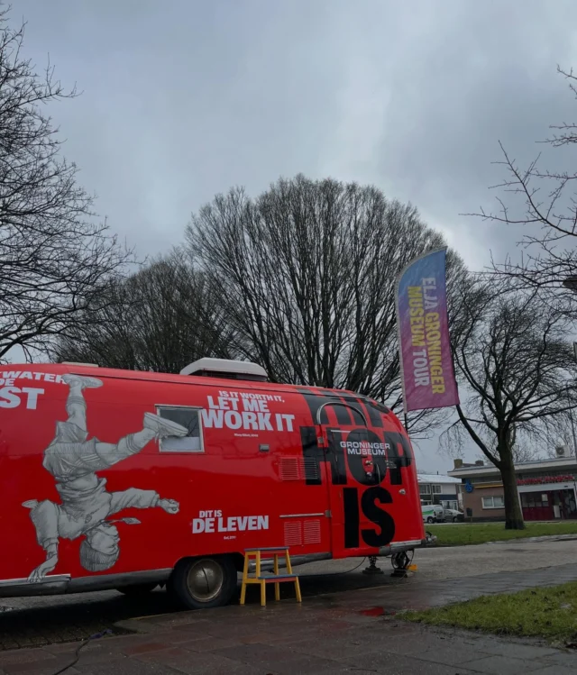 Hij stond er weer!De caravan van het Groninger Museum.#hiphop was dit jaar het thema en sloot precies aan bij het thema van groep 7/8 over ‘communicatie & gedrag’ 👌Maak je eigen #tag Maak je naam bekend.@groningermuseumofficial