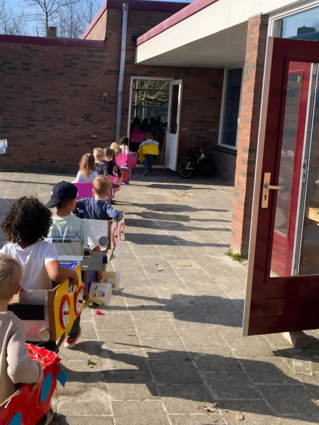 Welkom bij de autoshow 🚗! Afsluiting van het thema met alle ouders, opa’s en oma’s🤩Ook benieuwd naar het onderwijs op de Rehoboth? Kom dan vooral lang op onze open dag op vrijdag 27 maart!